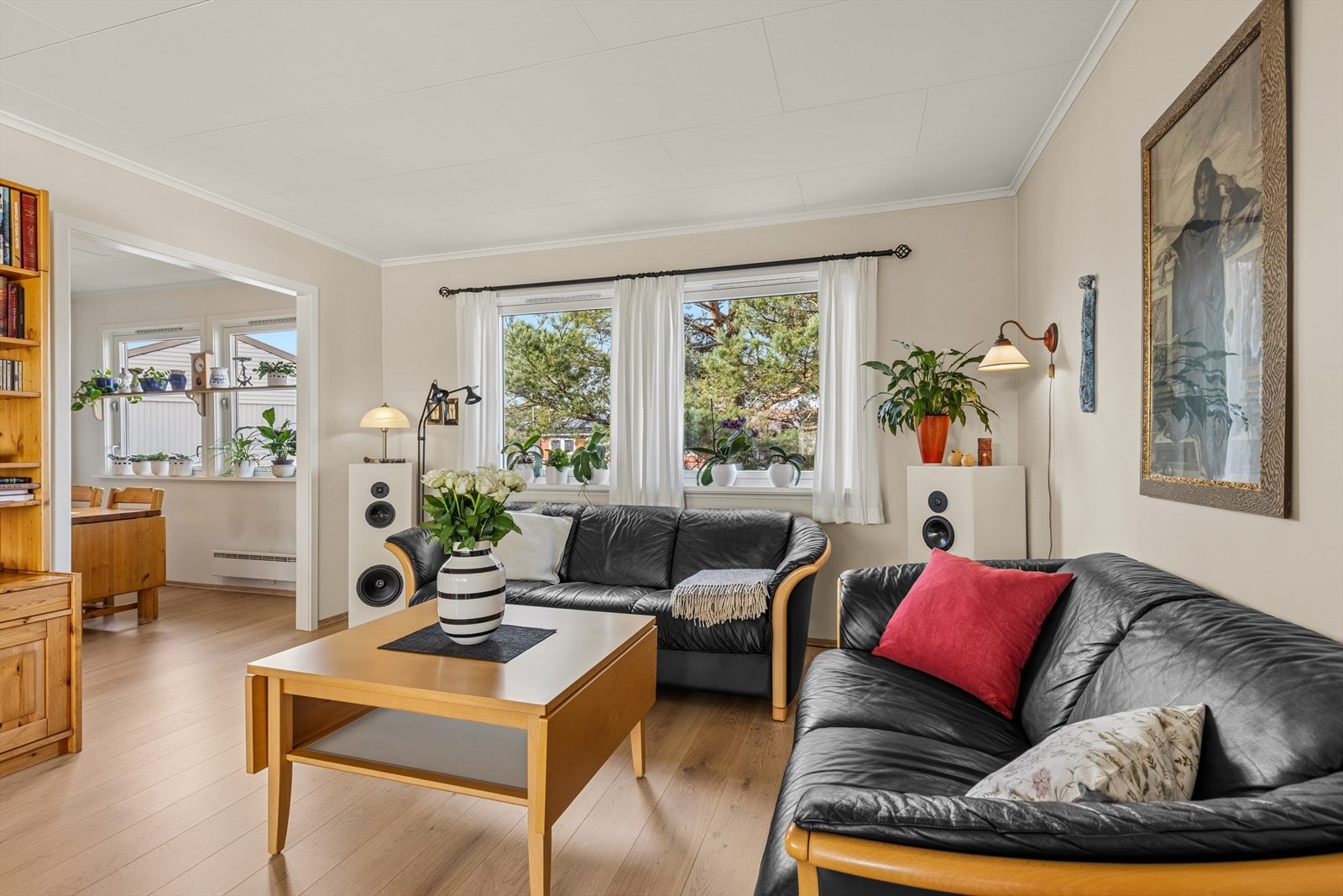 En delvis åpen stue kjøkken løsning hvor spisebordet blir et samlingspunkt mellom rommene. Galleribilde