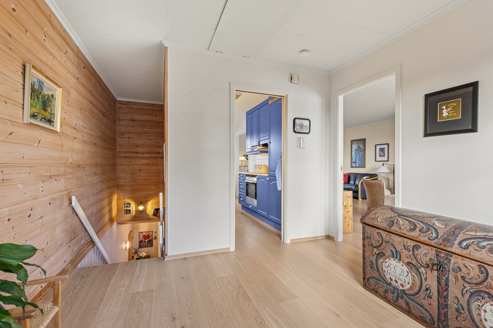 Like opp trappet kommer man til et romslig arealet, her er det fjernet en vegg men i opprinnelige godkjente byggetegninger er dette godkjent som et soverom. Galleribilde