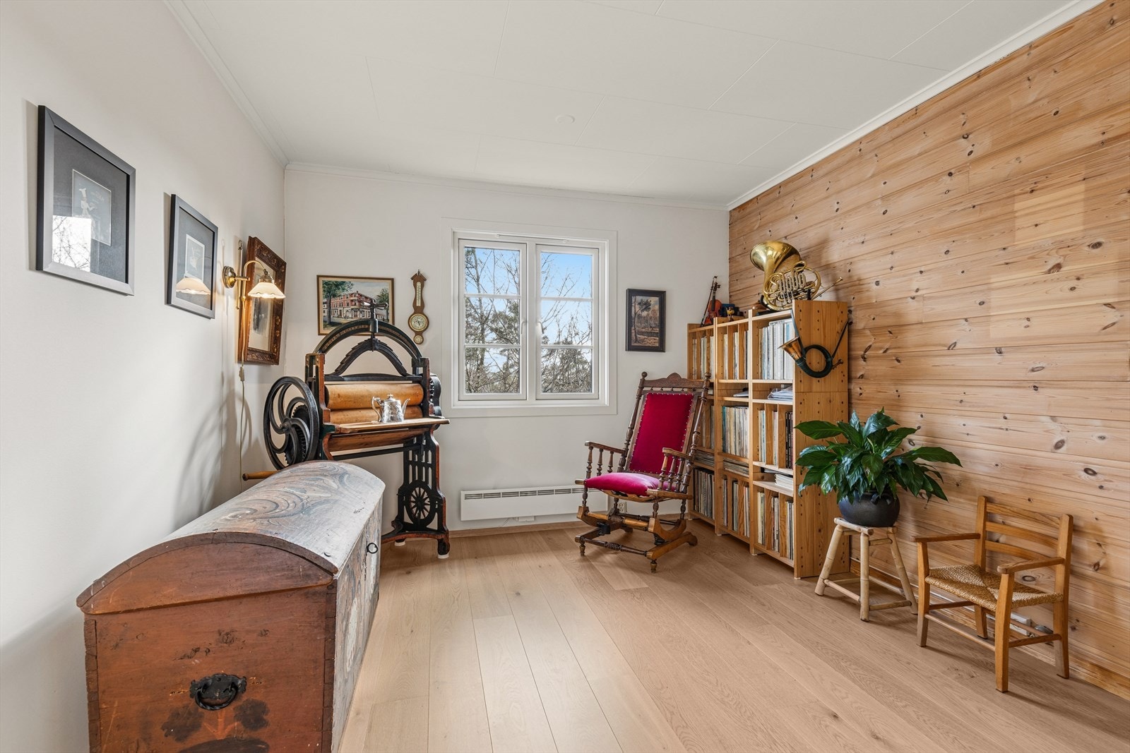 Rommet kan benyttes som soverom ved å sette opp vegg og dør, andre benytter det som tv-stue, kontor eller spisestue, tilpass rommet etter eget ønske. Galleribilde