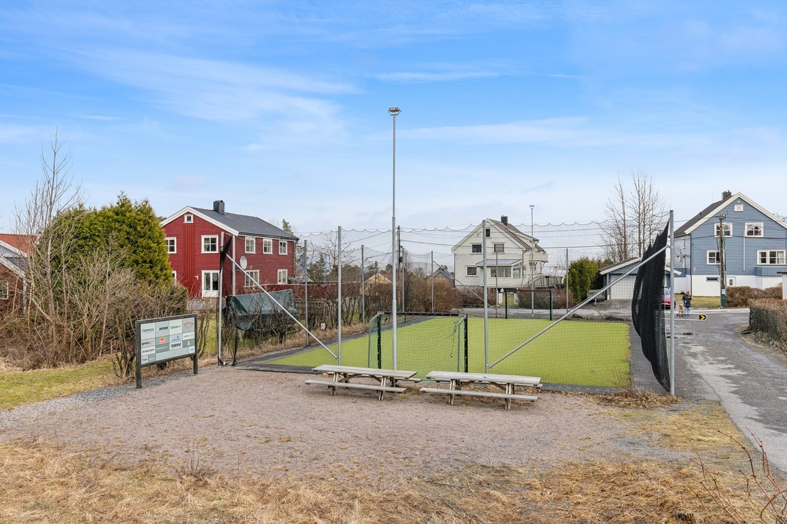 En liten fotballbane en kort spasertur ned bakken fra boligen. Herifra er det også kort vei til Spar Åsane. Galleribilde