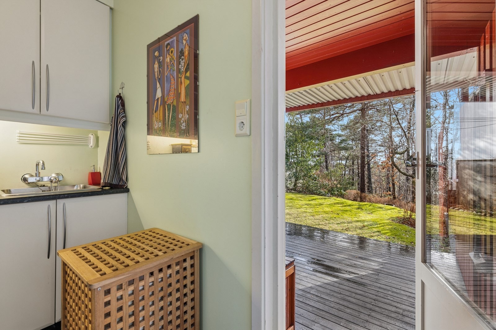 Fra vaskerommet er det utgang til platting og egen hage med gode solforhold. Galleribilde