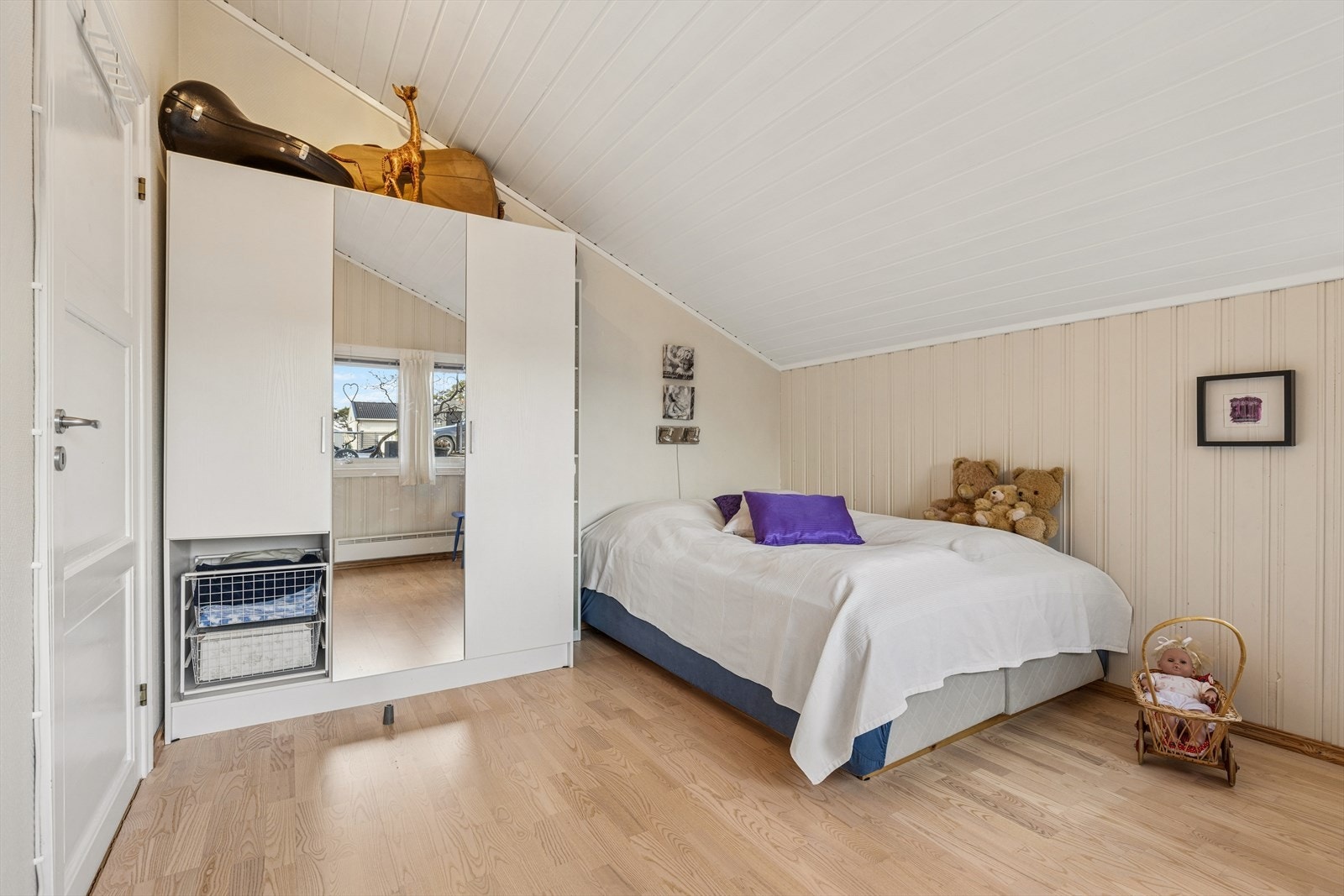 Soverom 3, av romslig størrelse med plass til både dobbeltseng og andre soverom møblementer. Galleribilde