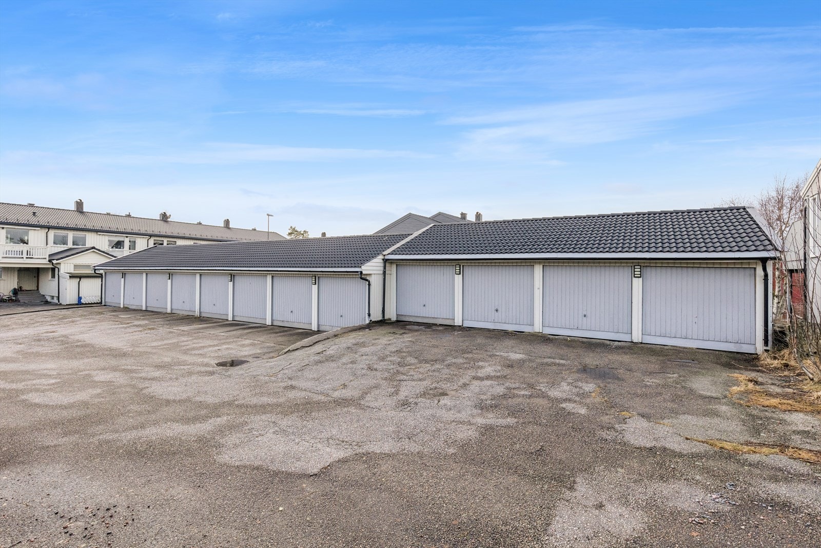 Med boligen medfølger garasje i rekke. Galleribilde