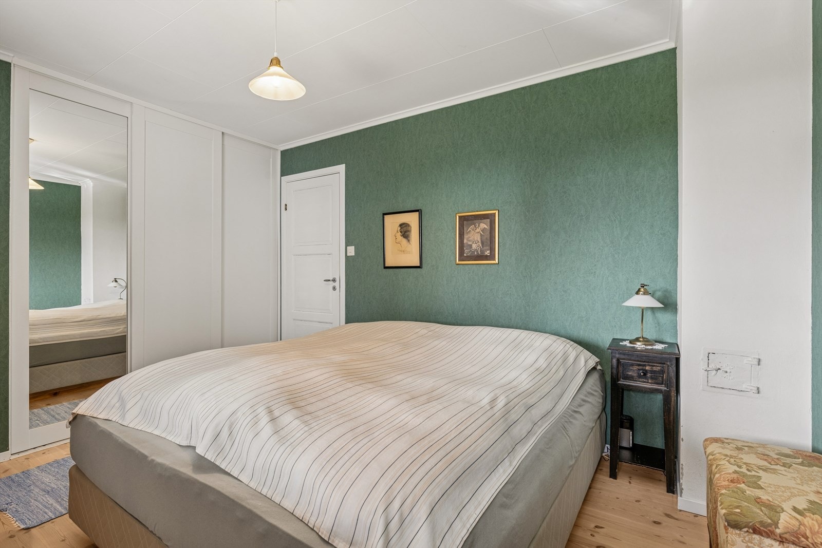 Soverom 1, benyttes i dag som hoved soverom med skyvedørs garderobe. Galleribilde