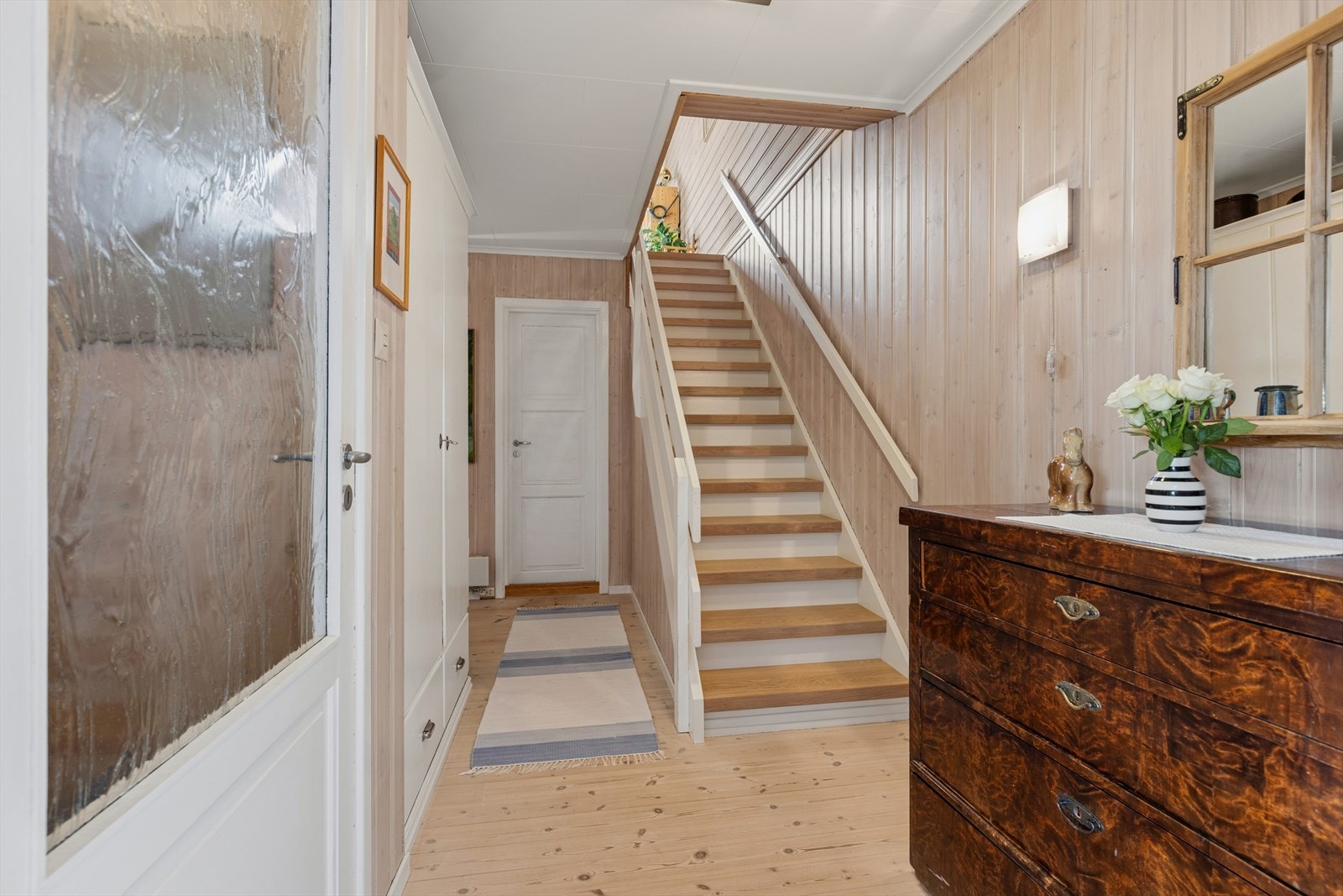 Mellomgang med trapp opp til 2.etg. Galleribilde