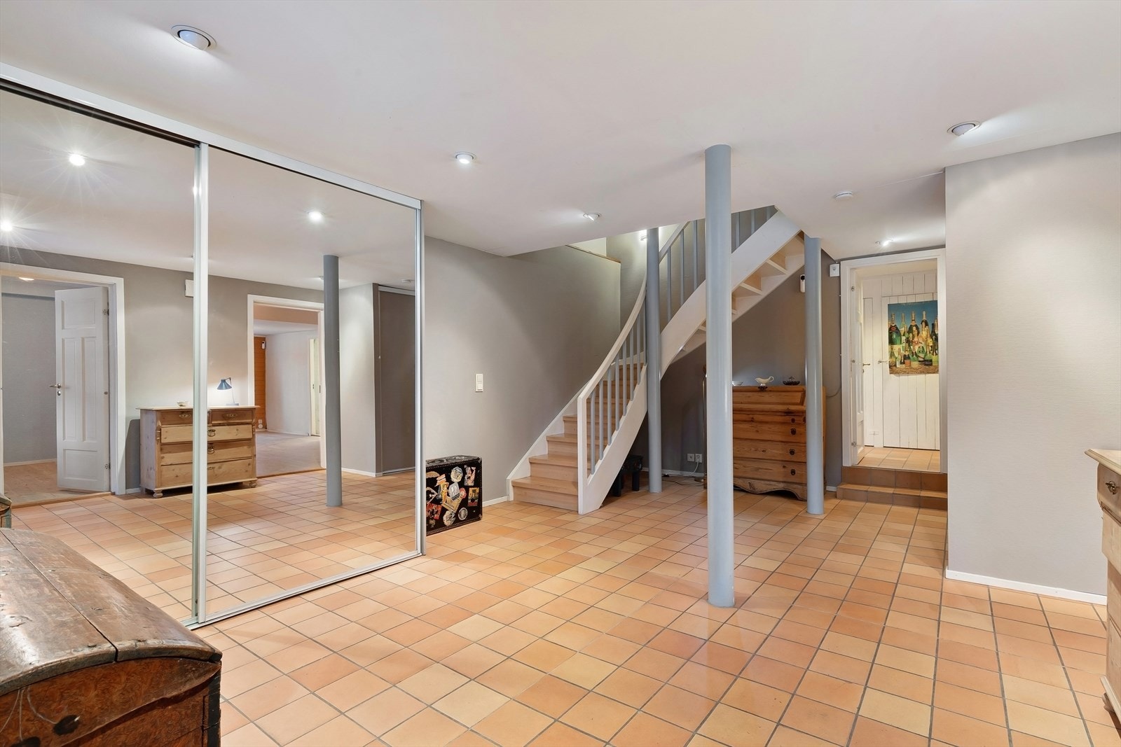 Stor hall i underetasjen med flislagt gulv. Galleribilde