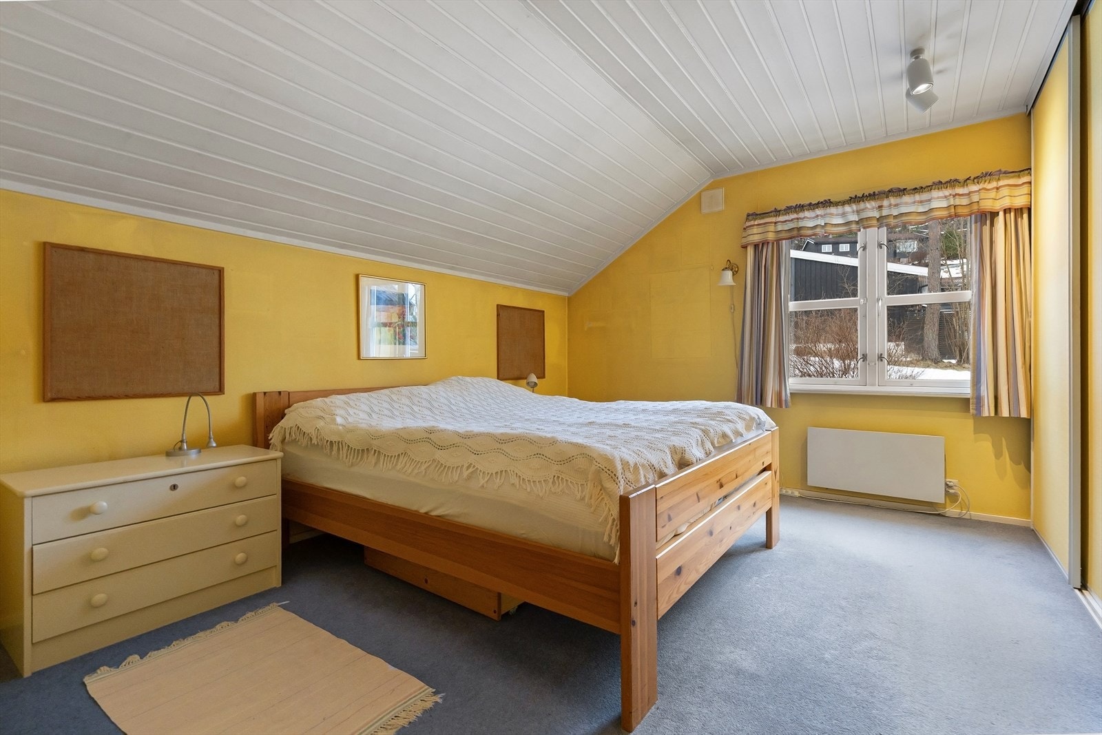 Hovedsoverommet ligger i 1. etasje med direkte adkomst til eget bad. Galleribilde