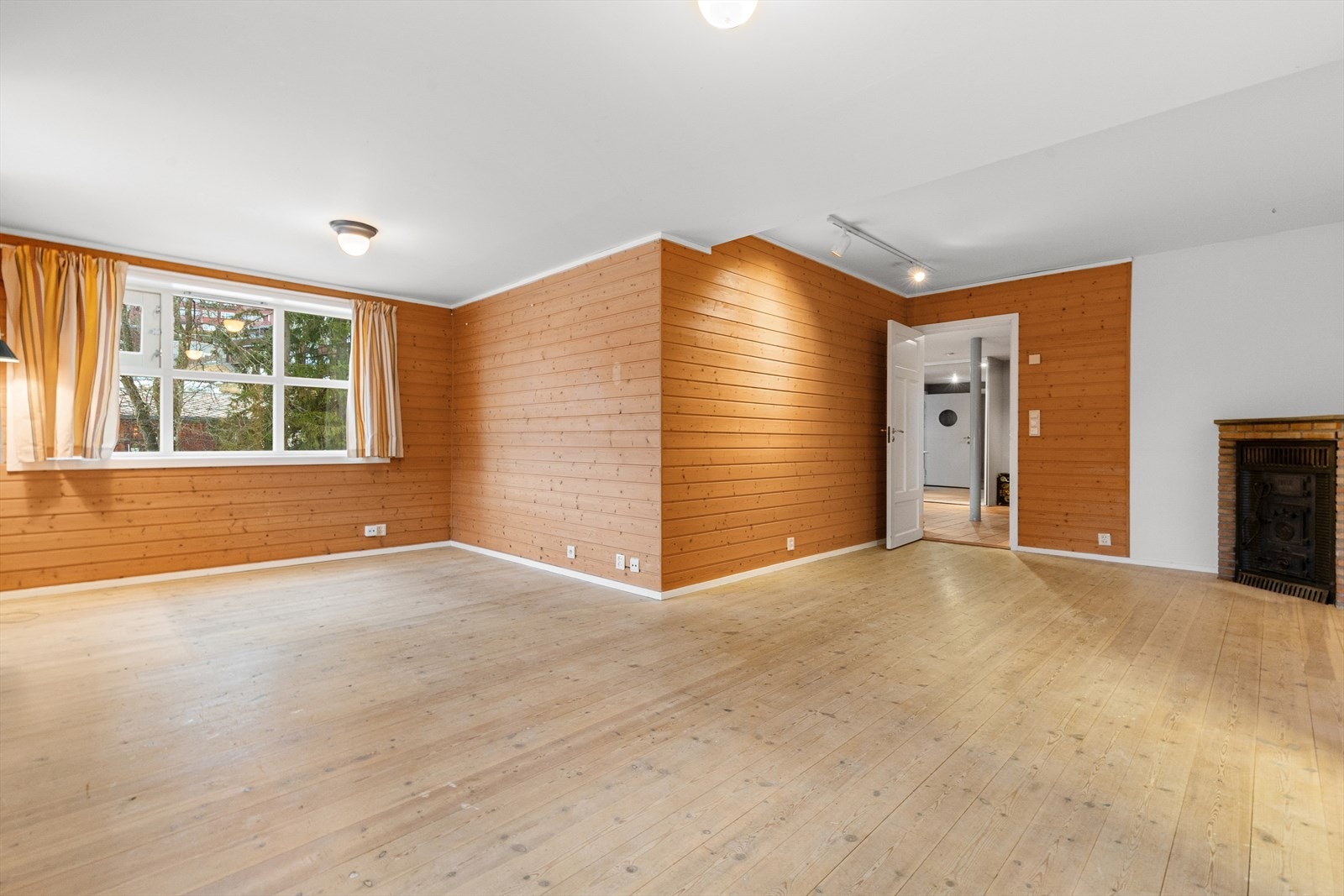 Kjellerstuen er slått sammen med tidligere "disponibelt rom". Galleribilde