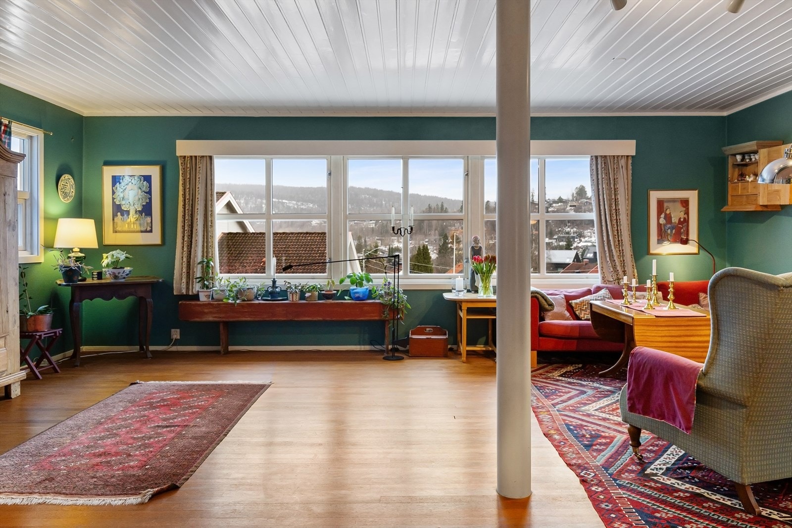 Store vindusflater som gir mye naturlig lys. Galleribilde