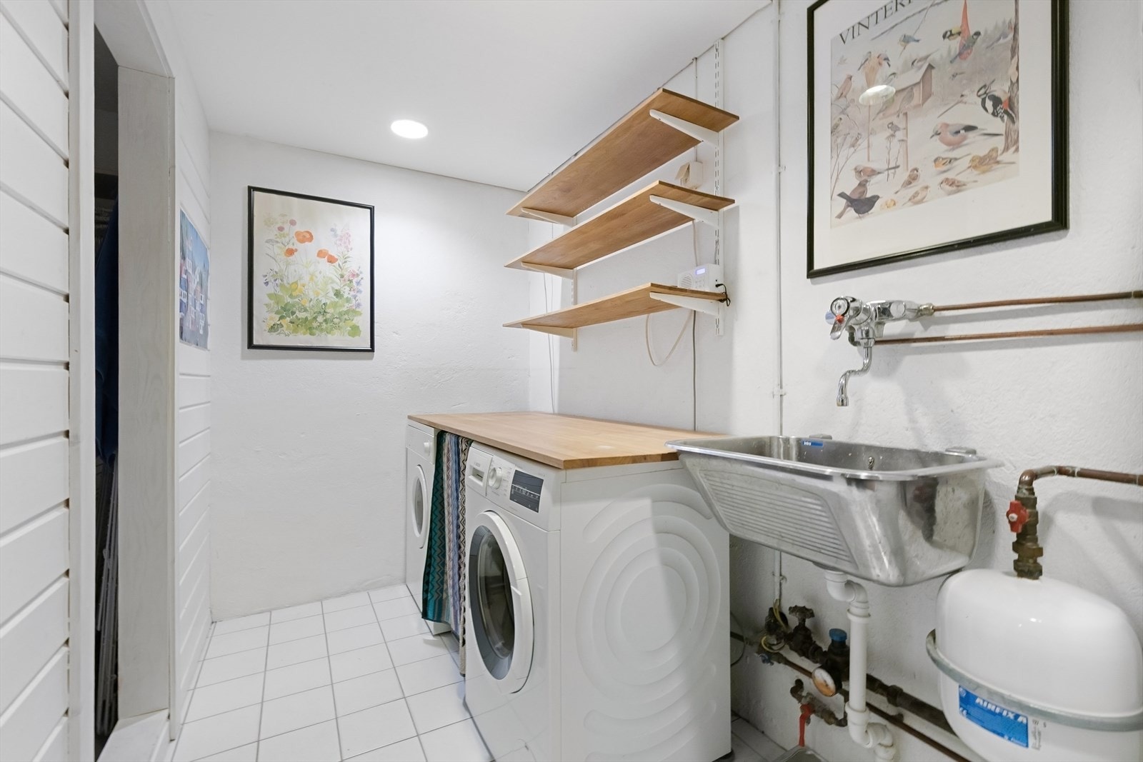 Stort og praktisk vaskerom. Galleribilde