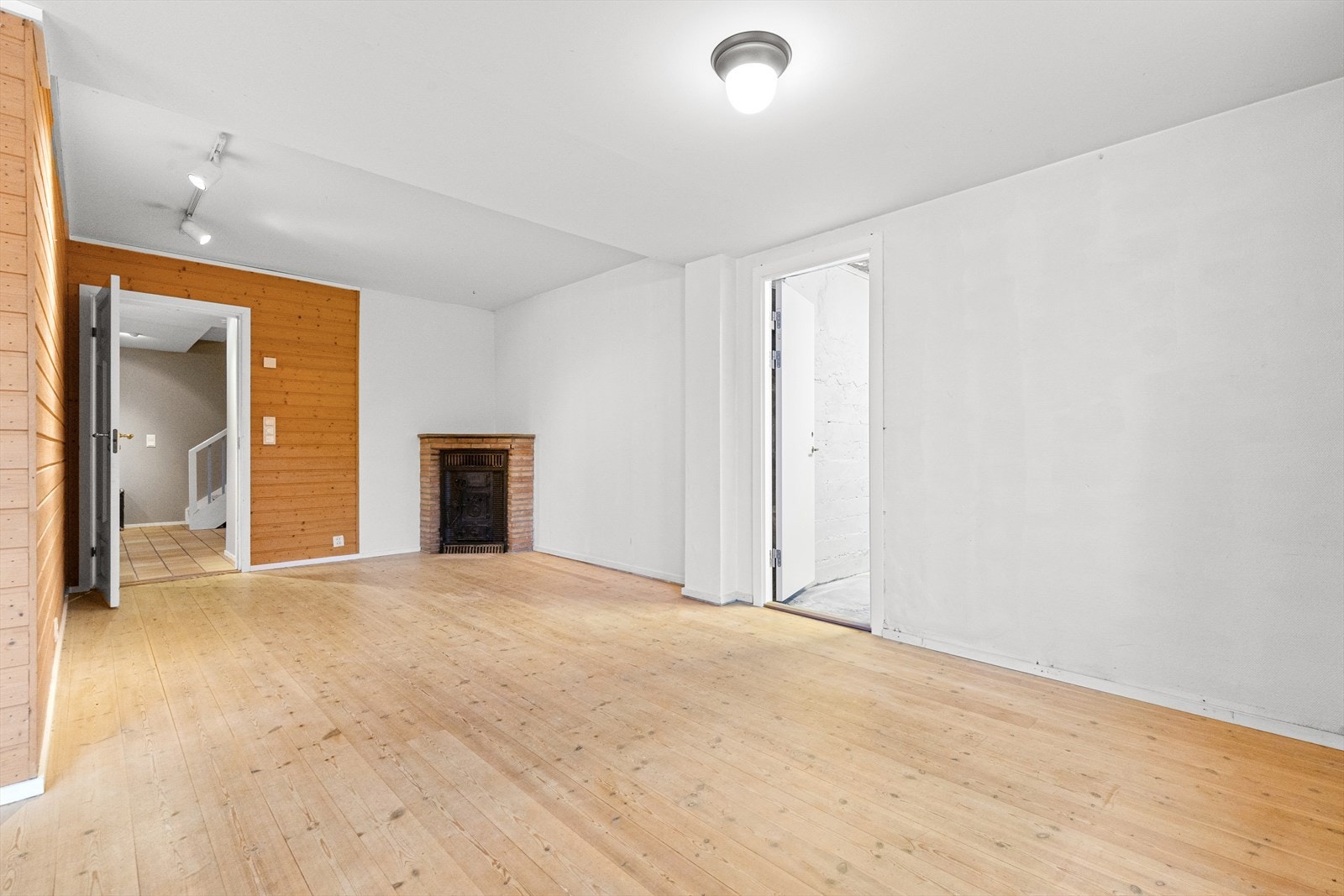 Stor kjellerstue med varme i gulvet. Galleribilde