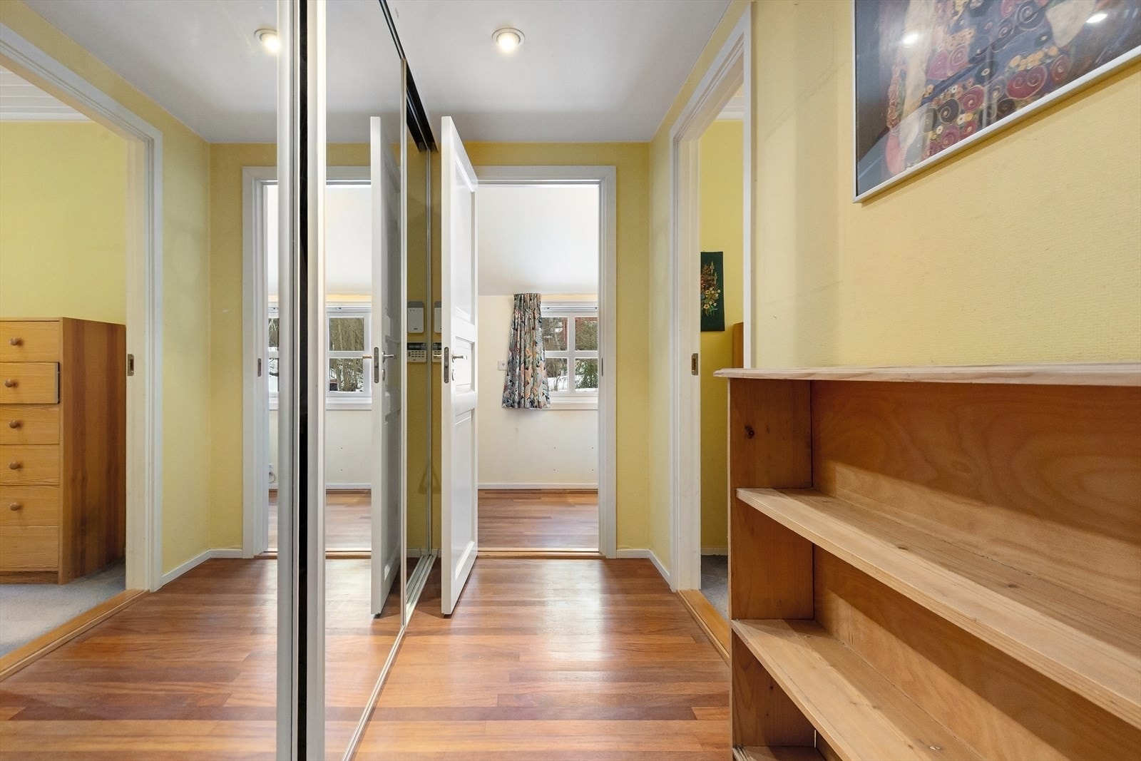 Gang i 1. etasje med skyvedørsgarderobe. Galleribilde