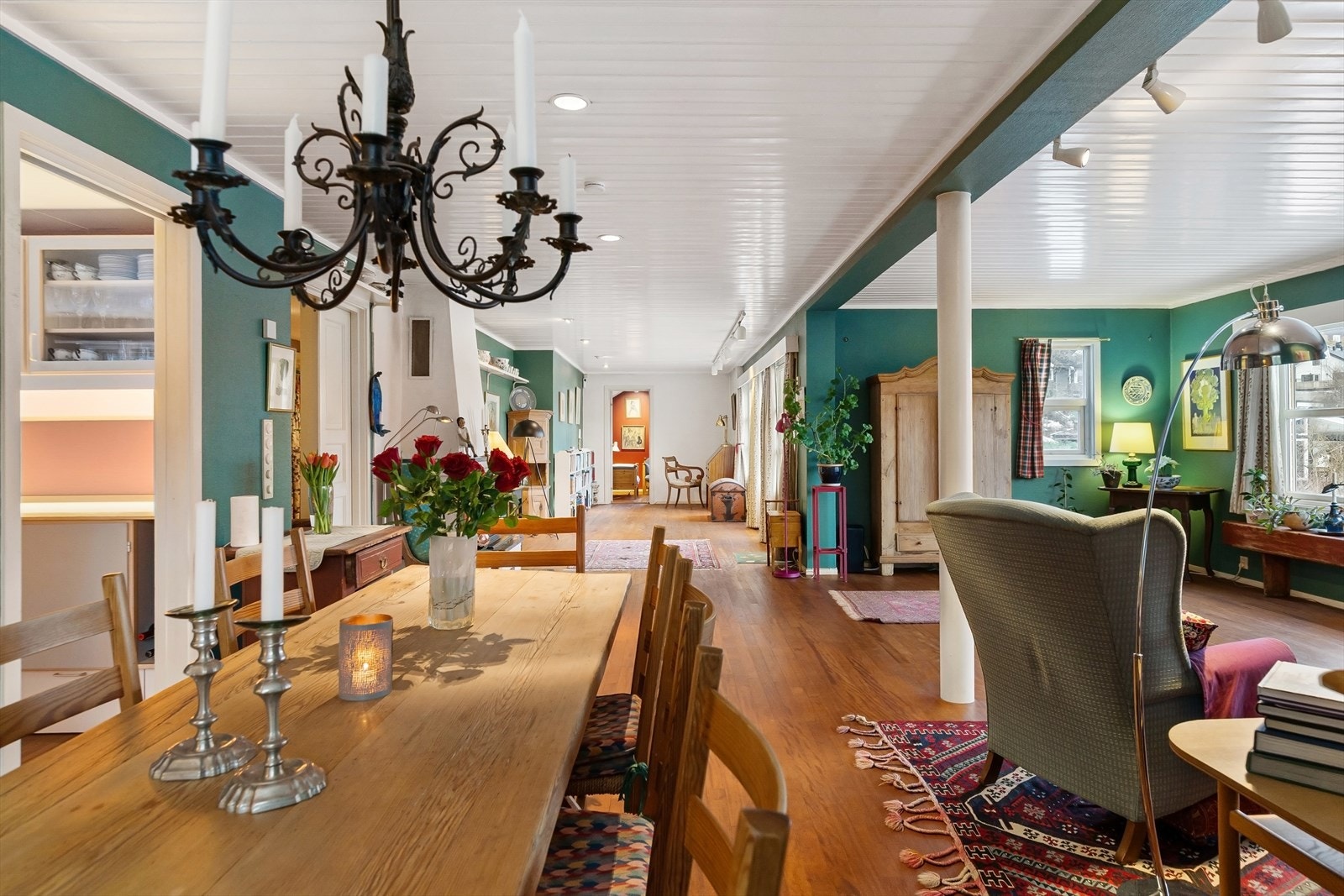 Spiseplassen ligger i praktisk forlengelse av kjøkkenet. Galleribilde