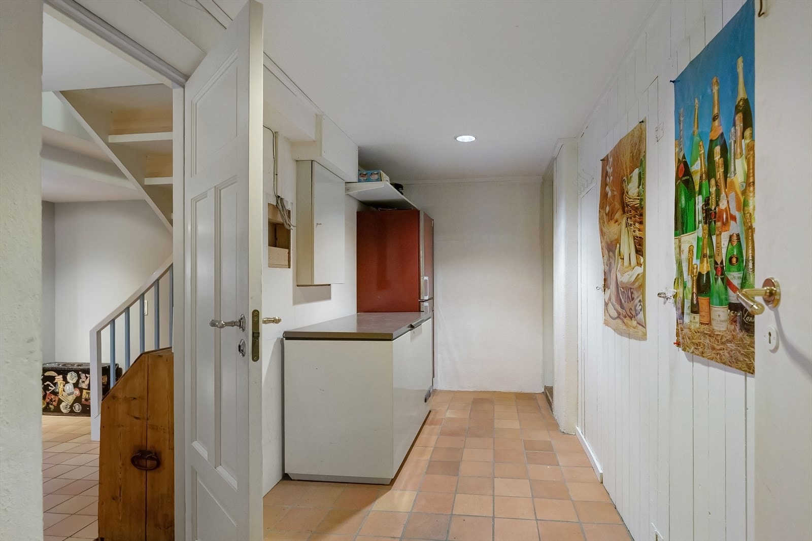 Fra hallen er det videre adkomst til toalettrom, to boder og vaskerom. Galleribilde