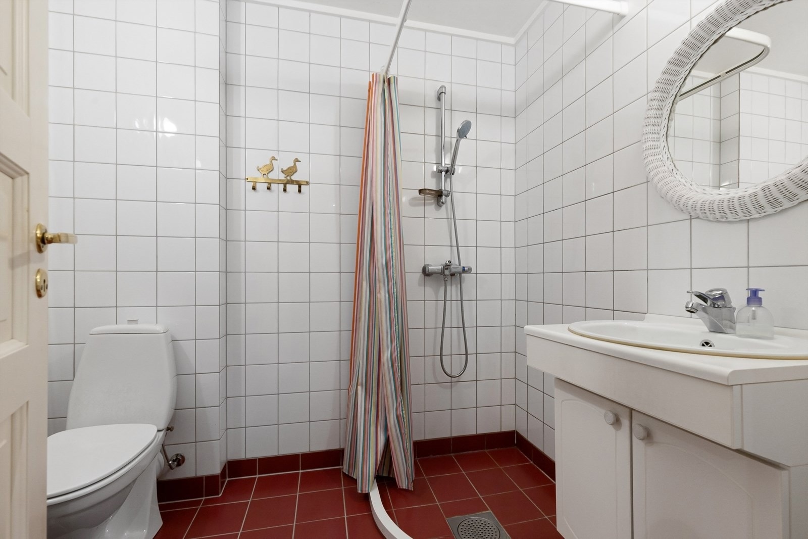 Flislagt bad i 1. etasje med varme i gulvet. Galleribilde