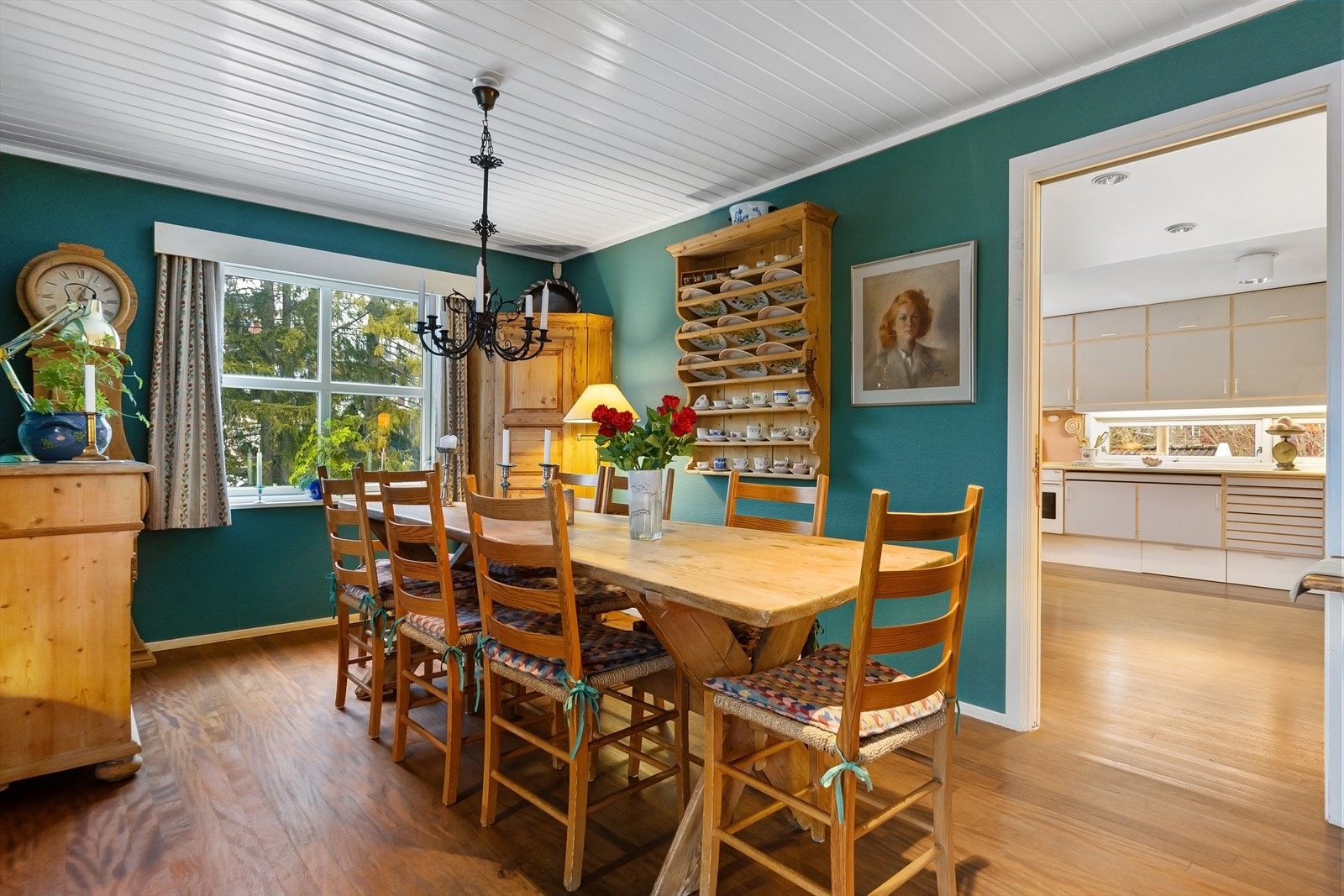 God plass til stort langbord. Galleribilde