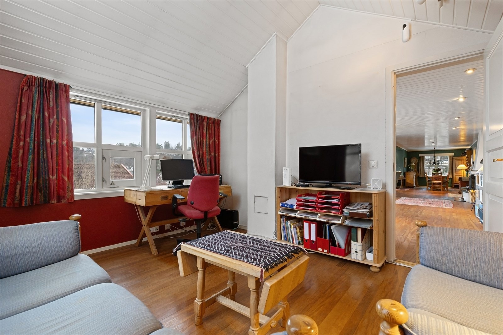 kontor med god takhøyde i 1. etasje. Galleribilde