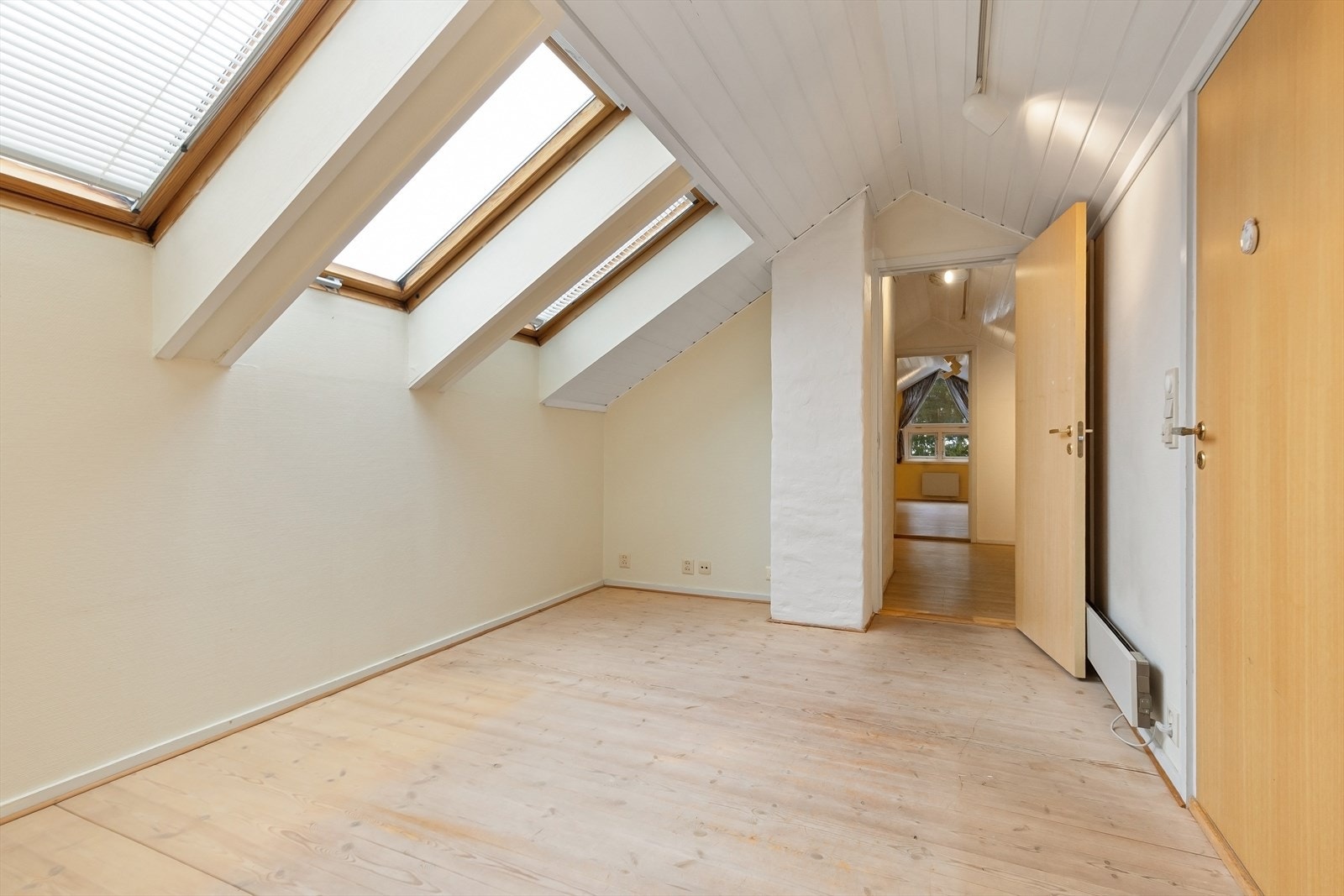 Allrom i 2. etasje med mye lys fra takvinduer og god takhøyde. Galleribilde