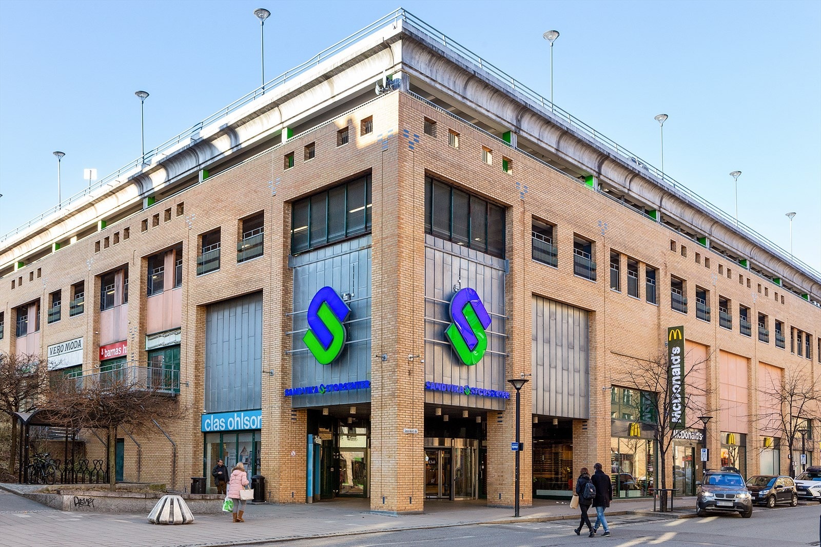 Sandvika sentrum tilbyr et rikt utvalg av butikker, serveringssteder, kino, kulturhus og øvrige servicetilbud. Galleribilde