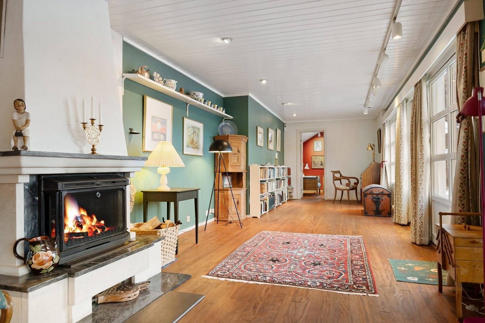 Peisen er plassert sentralt i stuen. Galleribilde