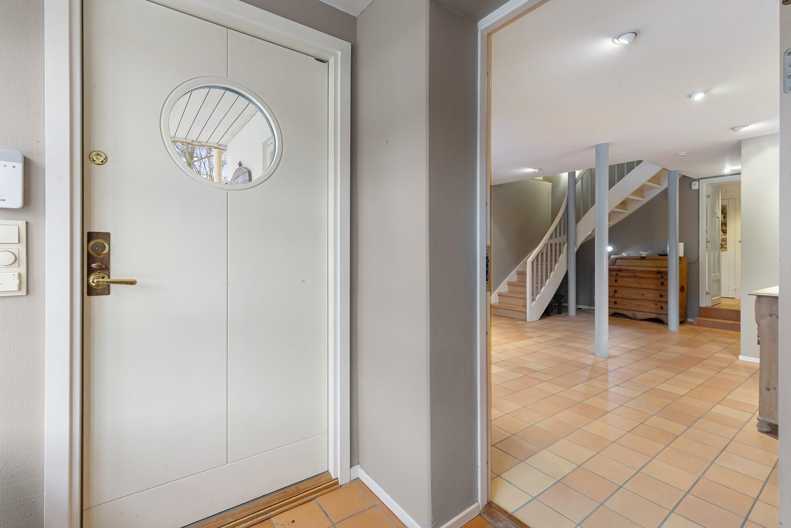 Entré i underetasje. Galleribilde