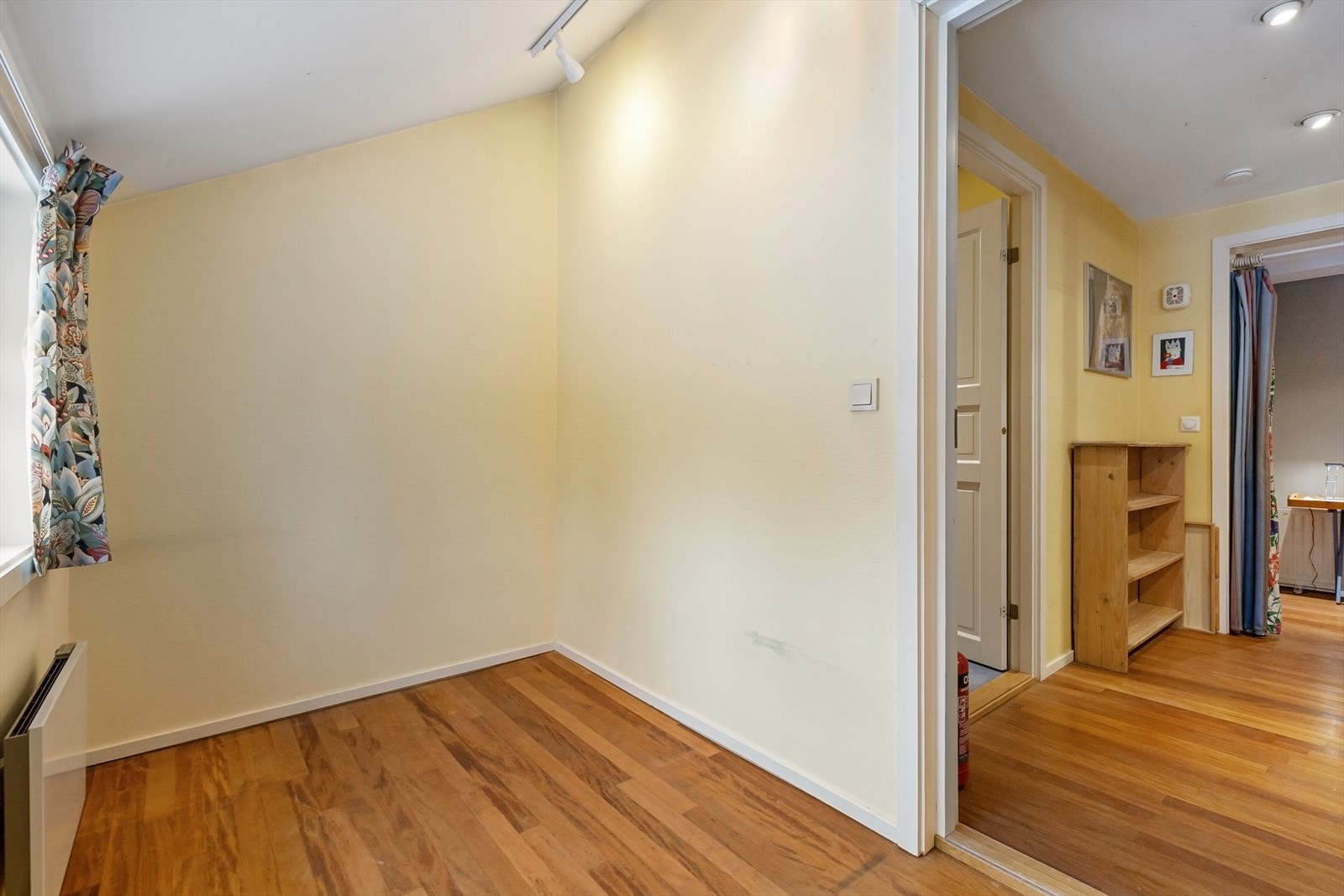 Vegg i vegg med hovedsoverommet er det et arbeidsrom. Galleribilde