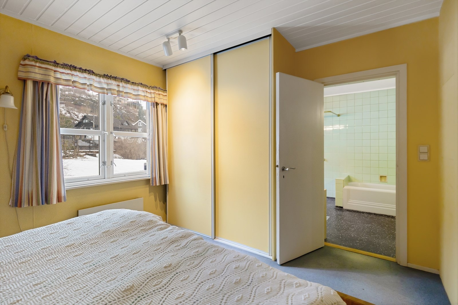 Skyvedørsgarderober på begge sider av døren. Galleribilde