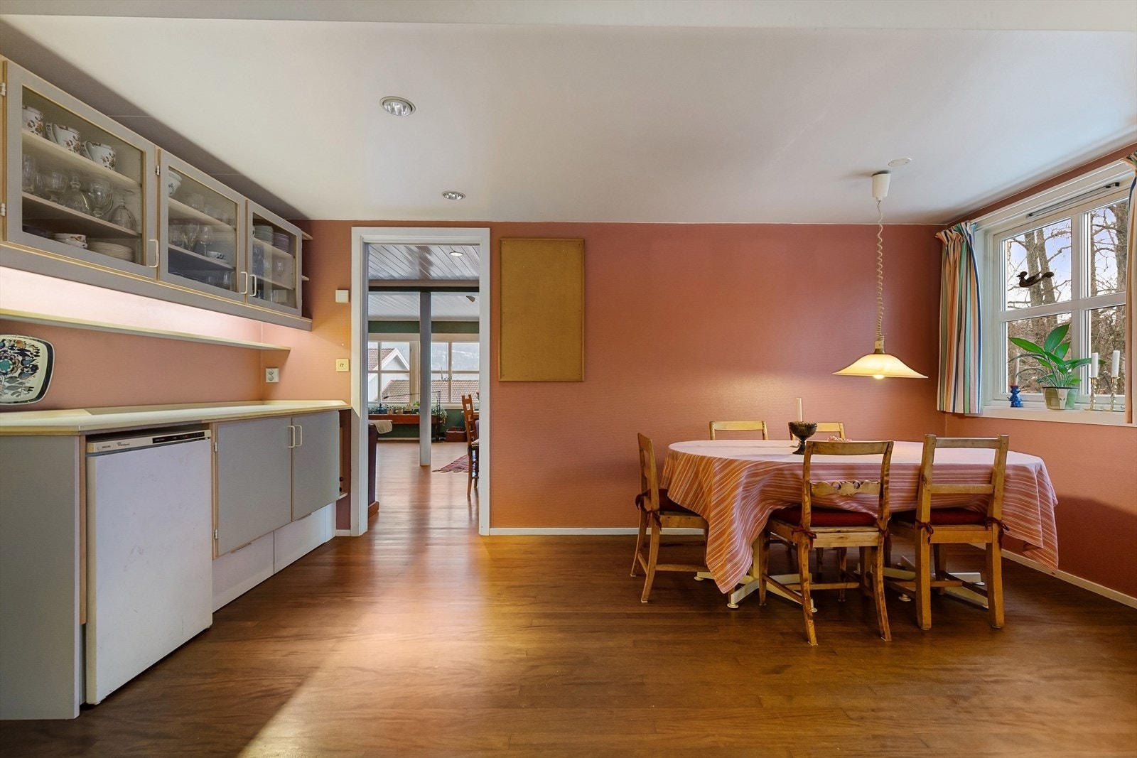 Stort kjøkken med spiseplass. Galleribilde