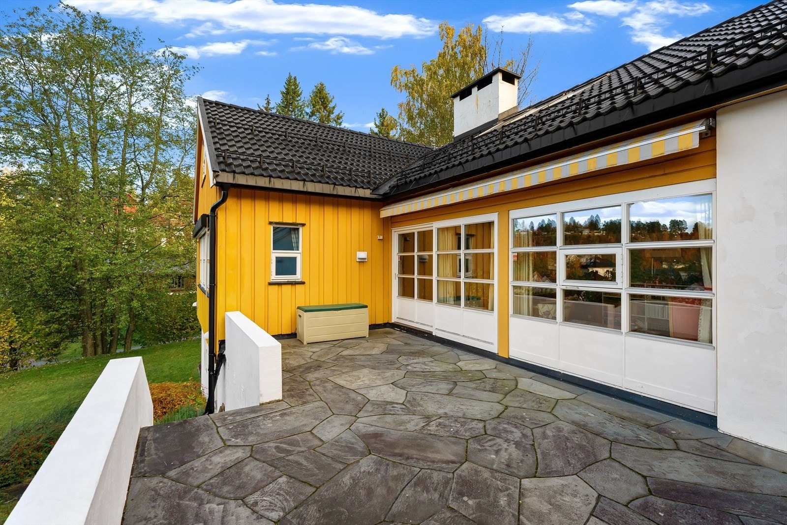 Fra stuen er det utgang til støpt veranda med skiferheller. Galleribilde