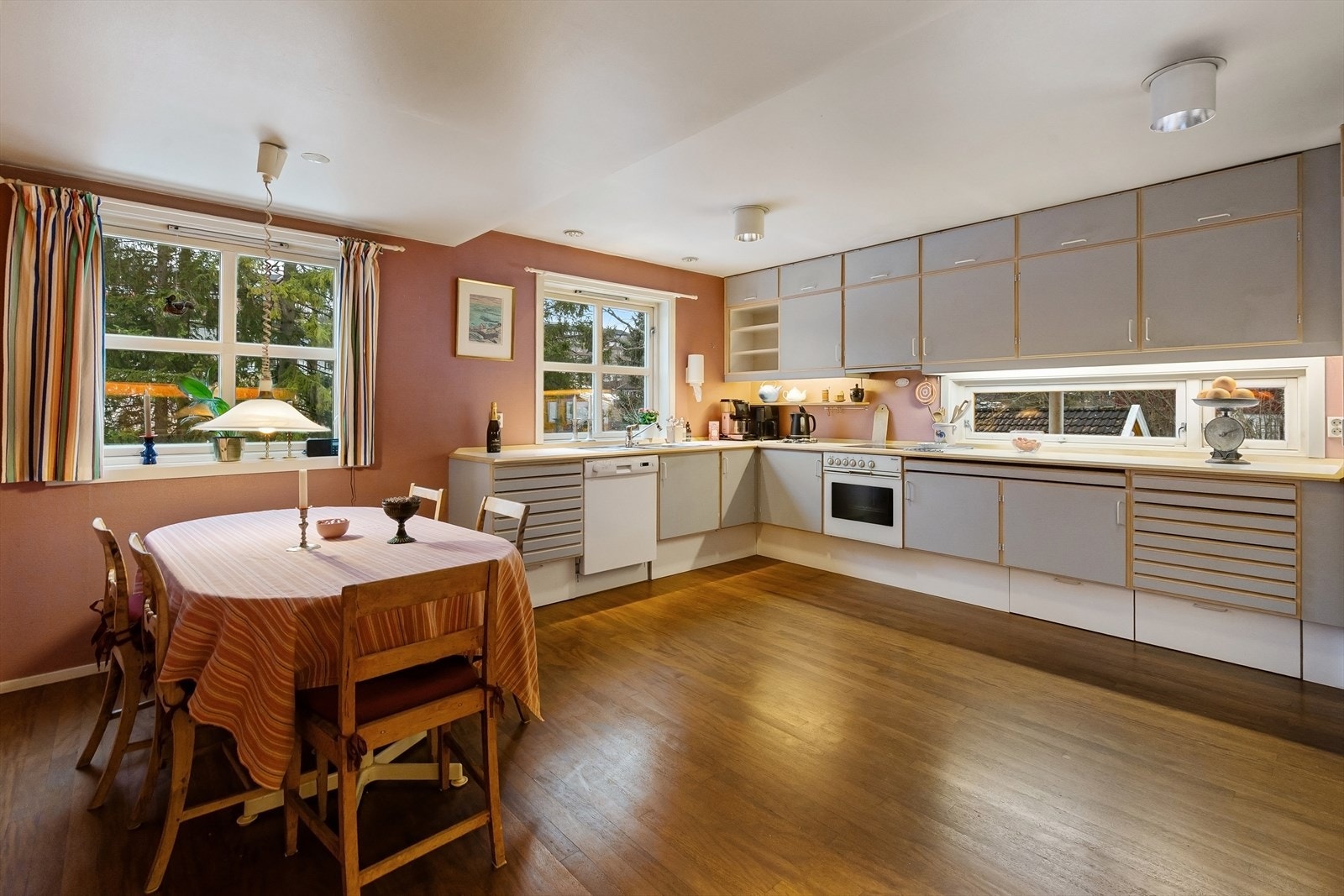 Kjøkkenet har innredning med glatte fronter. Galleribilde