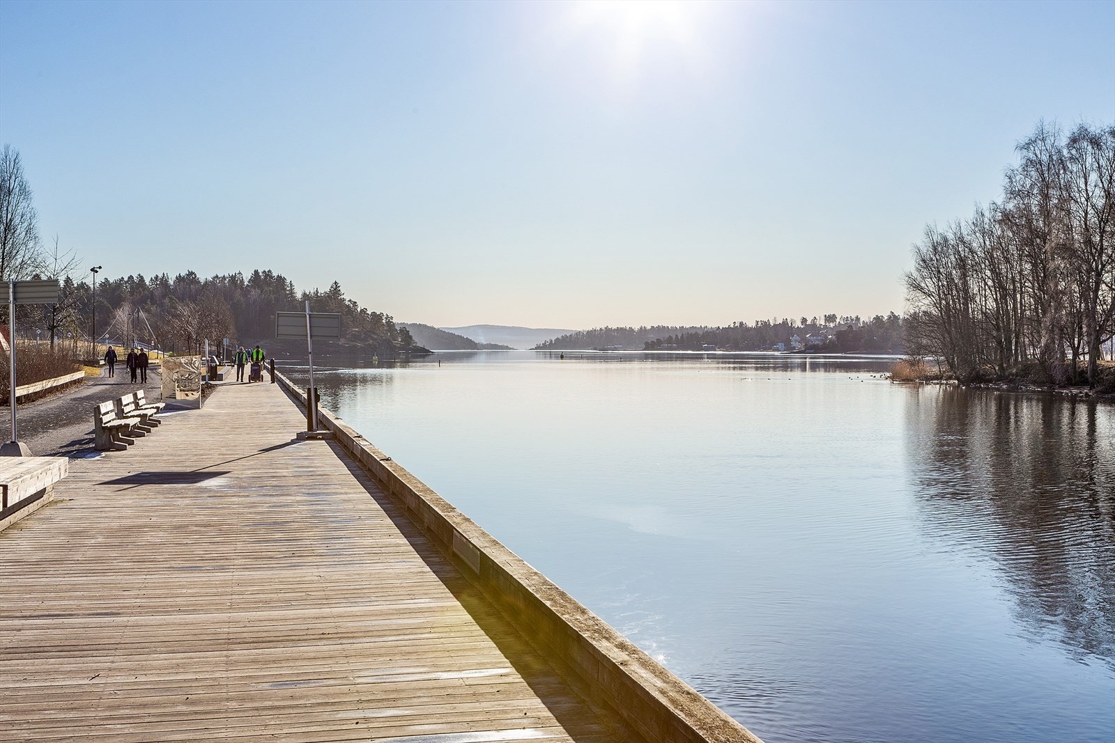 I sommerhalvåret er det kort vei til populære badeplasser som Holmenskjæret, Hvalstrand, Kadettangen og Kalvøya, som alle tilbyr gode bademuligheter og store grøntområder. Galleribilde
