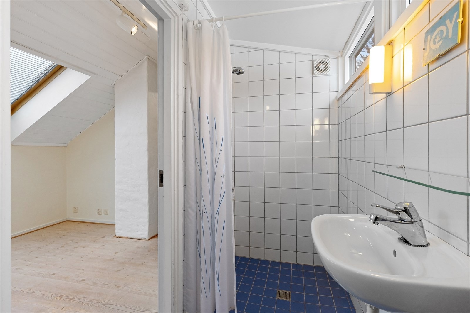 Flislagt bad i 2. etasje med varme i gulvet. Galleribilde