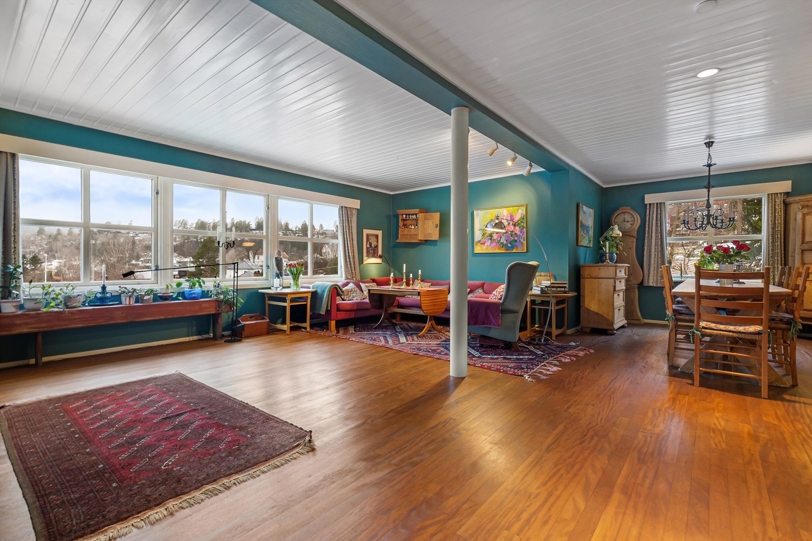 Store deler av boligens 1. etasje er beholdt åpen med god flyt mellom sonene. Galleribilde