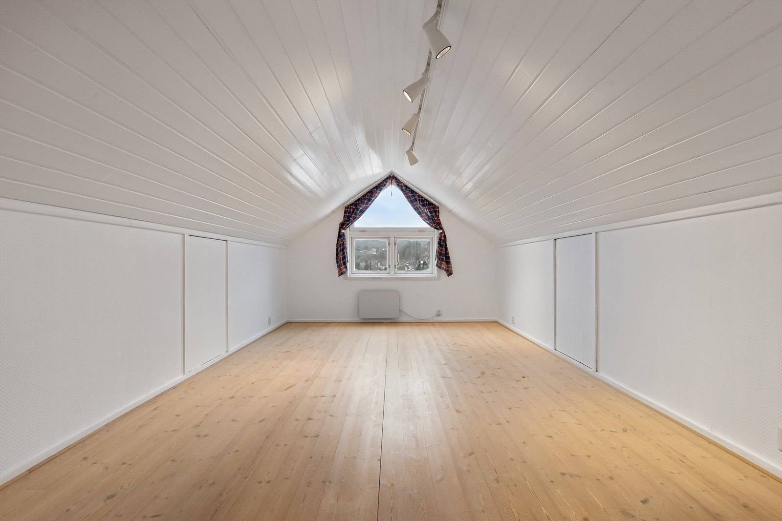 Det er totalt 3 soverom i 2. etasje, alle av god størrelse. Galleribilde