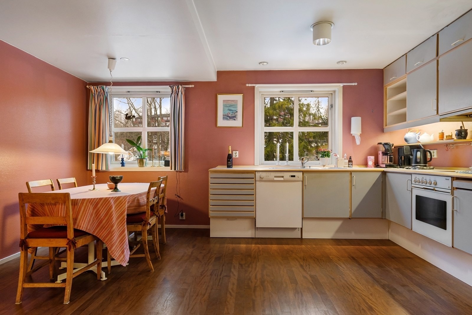 Bilinga tregulv går igjen på kjøkkenet. Galleribilde