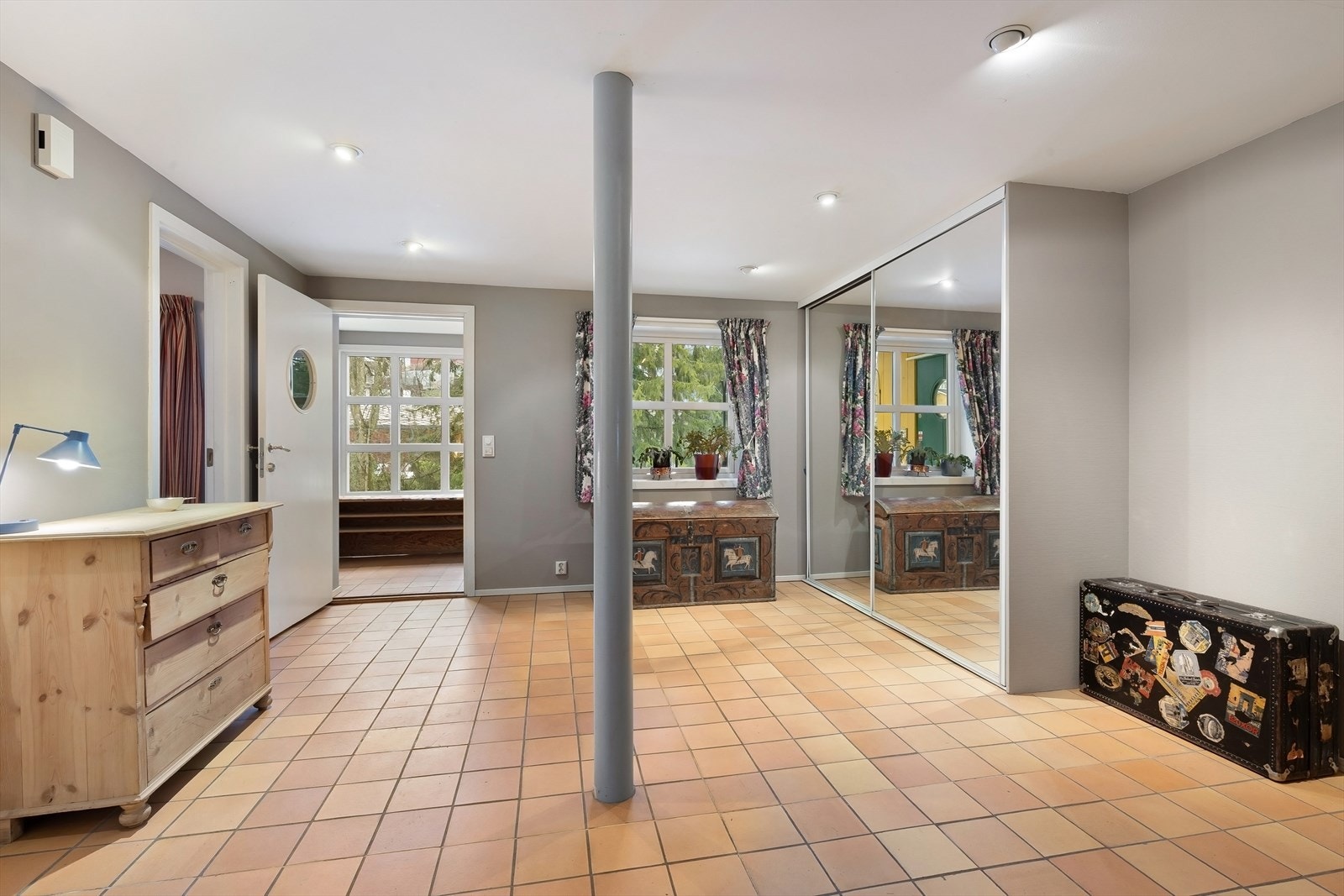 God oppbevaringsplass i skyvedørsgarderobe og flere boder. Galleribilde