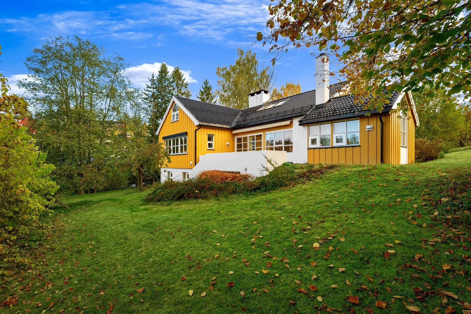 Tomten er på 2,3 mål og opparbeidet med skjermende beplantninger og store gressområder. Galleribilde