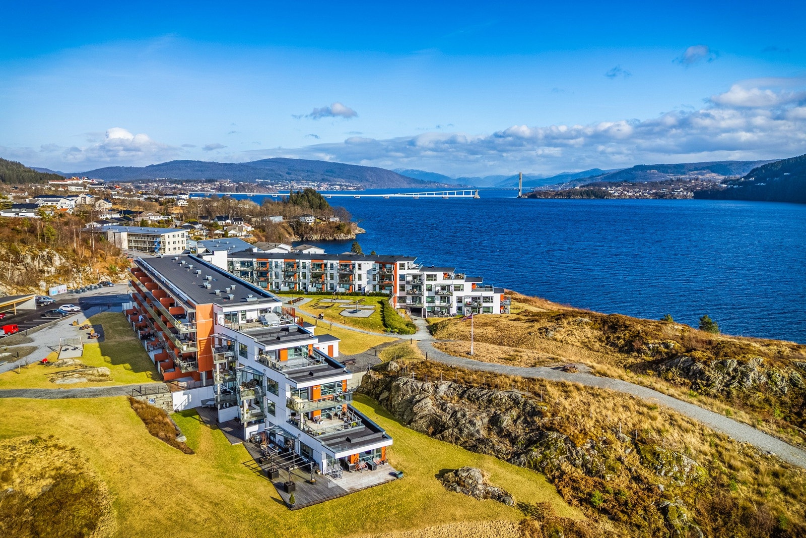 På sameiets fellesområder er det svært gode solforhold og utsikt over Salhusfjorden/Byfjorden Galleribilde
