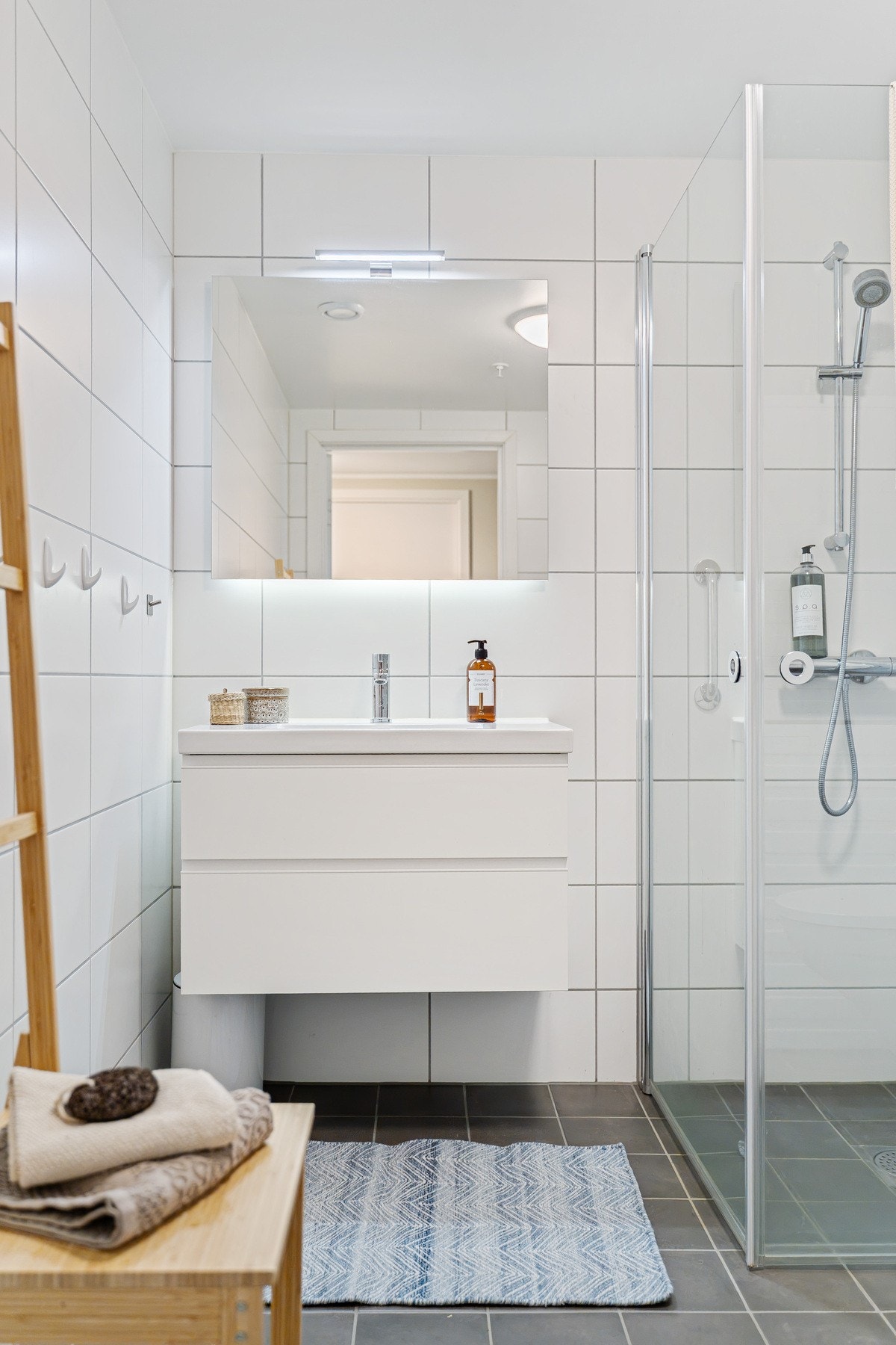 Badet er på 5,29 kvm, her er det varmekabler i gulv og opplegg for vaskemaskin, samt tørketrommel Galleribilde