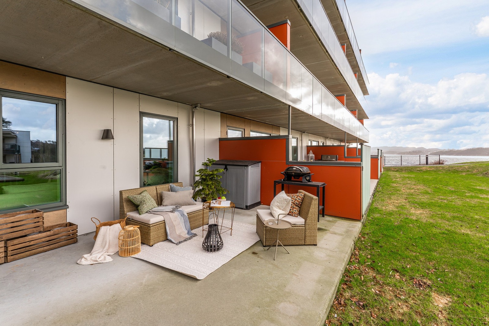 Denne vender mot nord-vest og besitter meget gode solforhold fra ettermiddag til kveld Galleribilde