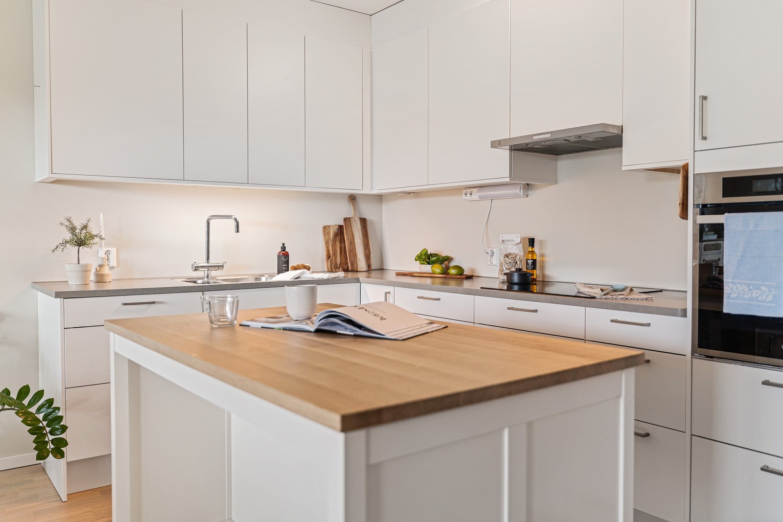 Videre medfølger også praktisk kjøkken-øy med ekstra lagrings- og benkeplass Galleribilde