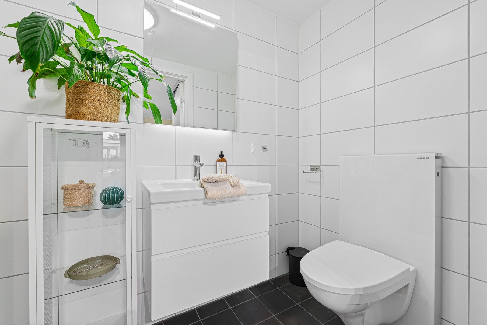 Toalettrom er 3,1 kvm og har balansert ventilasjonsavtrekk Galleribilde