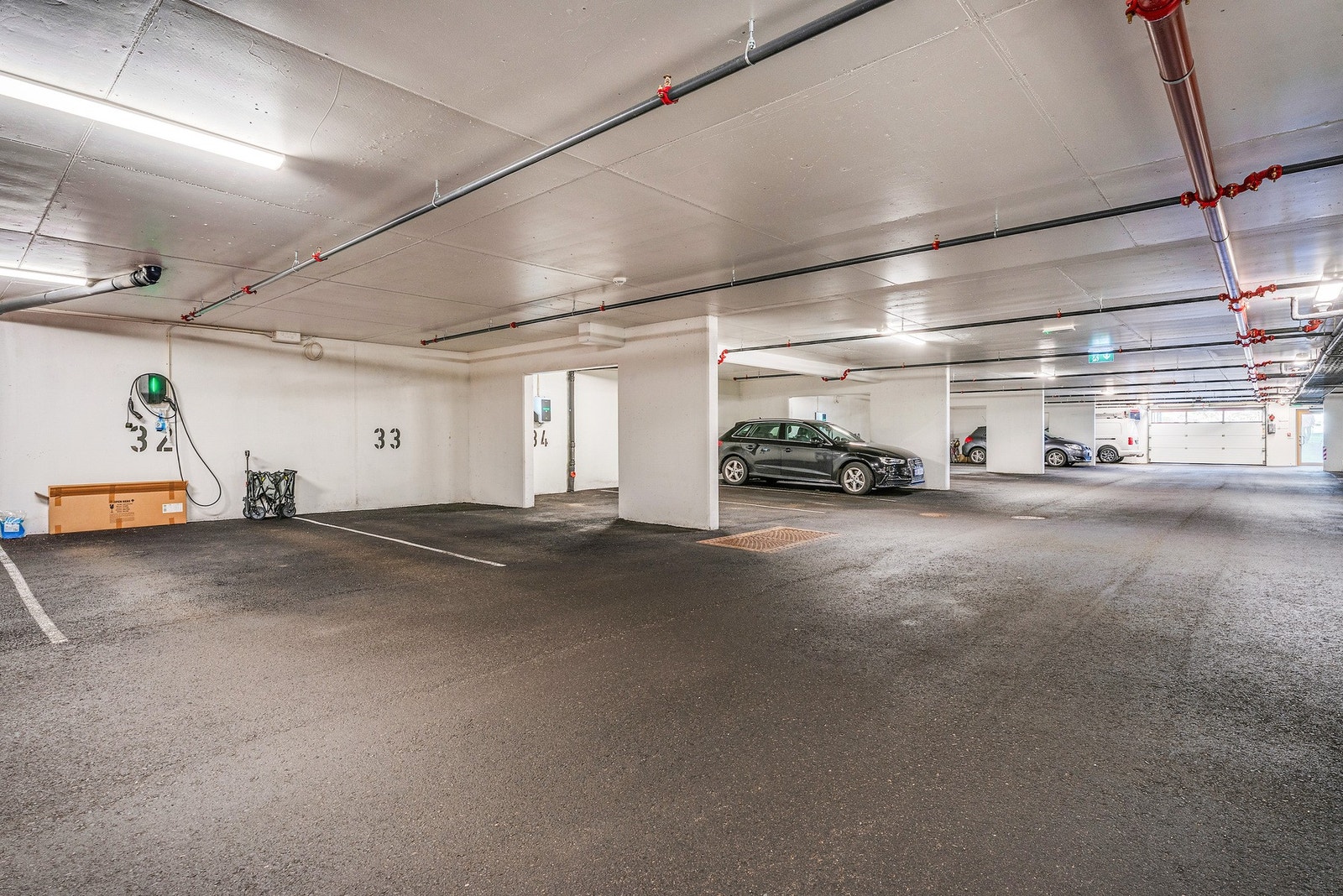 Parkeringsplass med ladepunkt medfølger leiligheten. Bygget har også heis Galleribilde