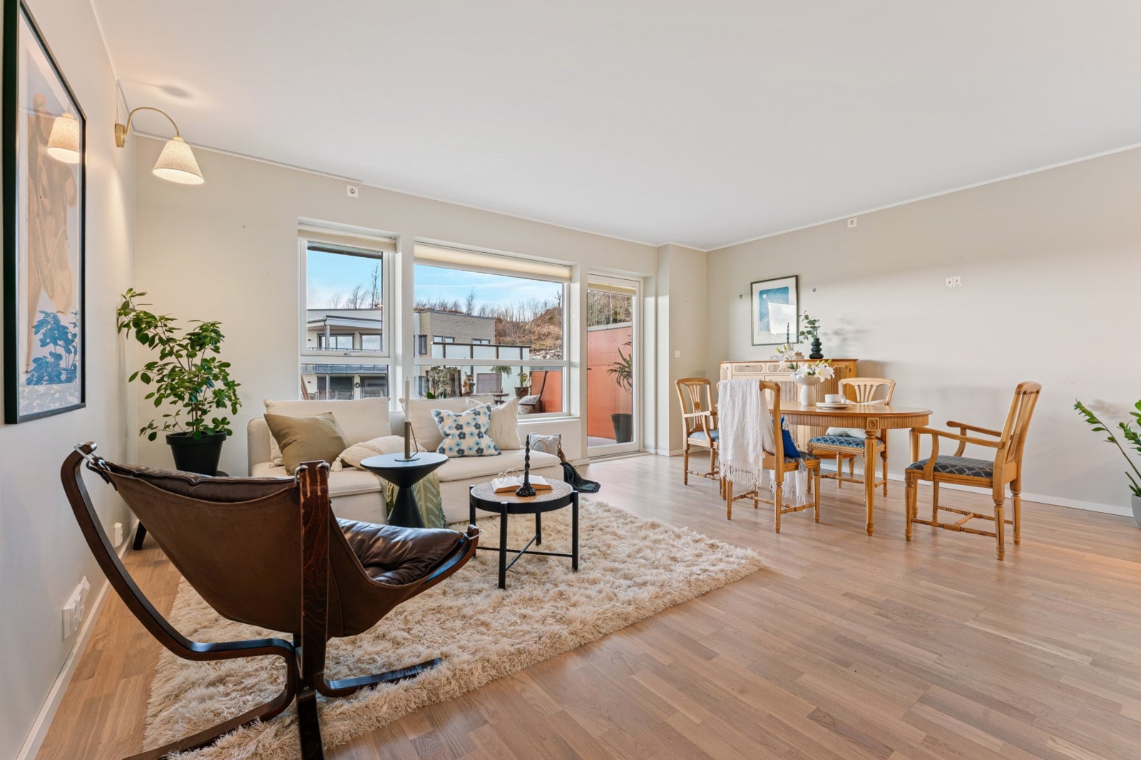 Den åpne stue-/kjøkkenløsningen er på 32,81 kvm Galleribilde