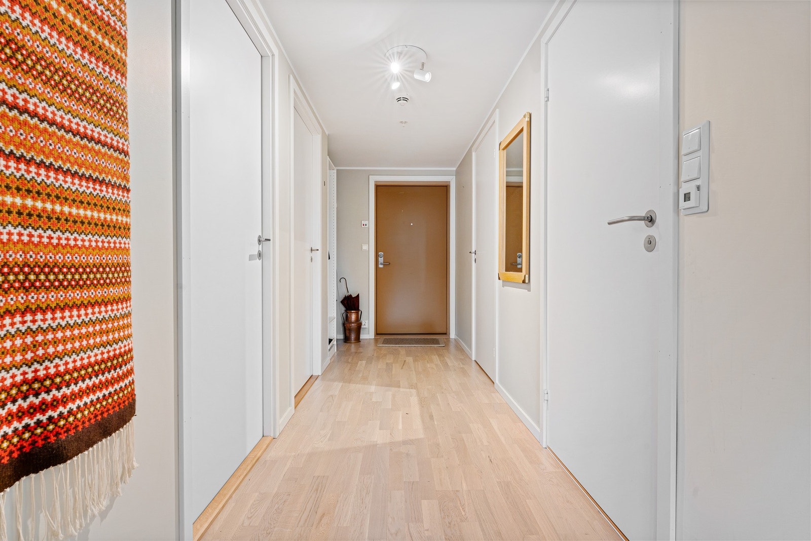 Det er en praktisk nisje i gangen, perfekt til garderobeskap for sko og oppheng av ytterklær Galleribilde