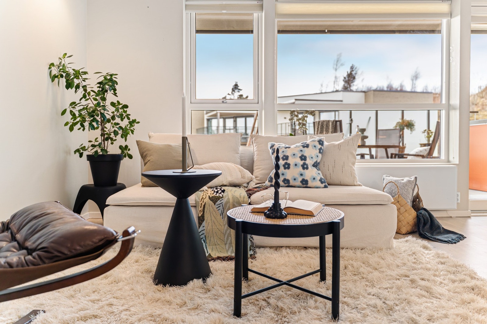 Vinduene har montert plissé gardiner Galleribilde