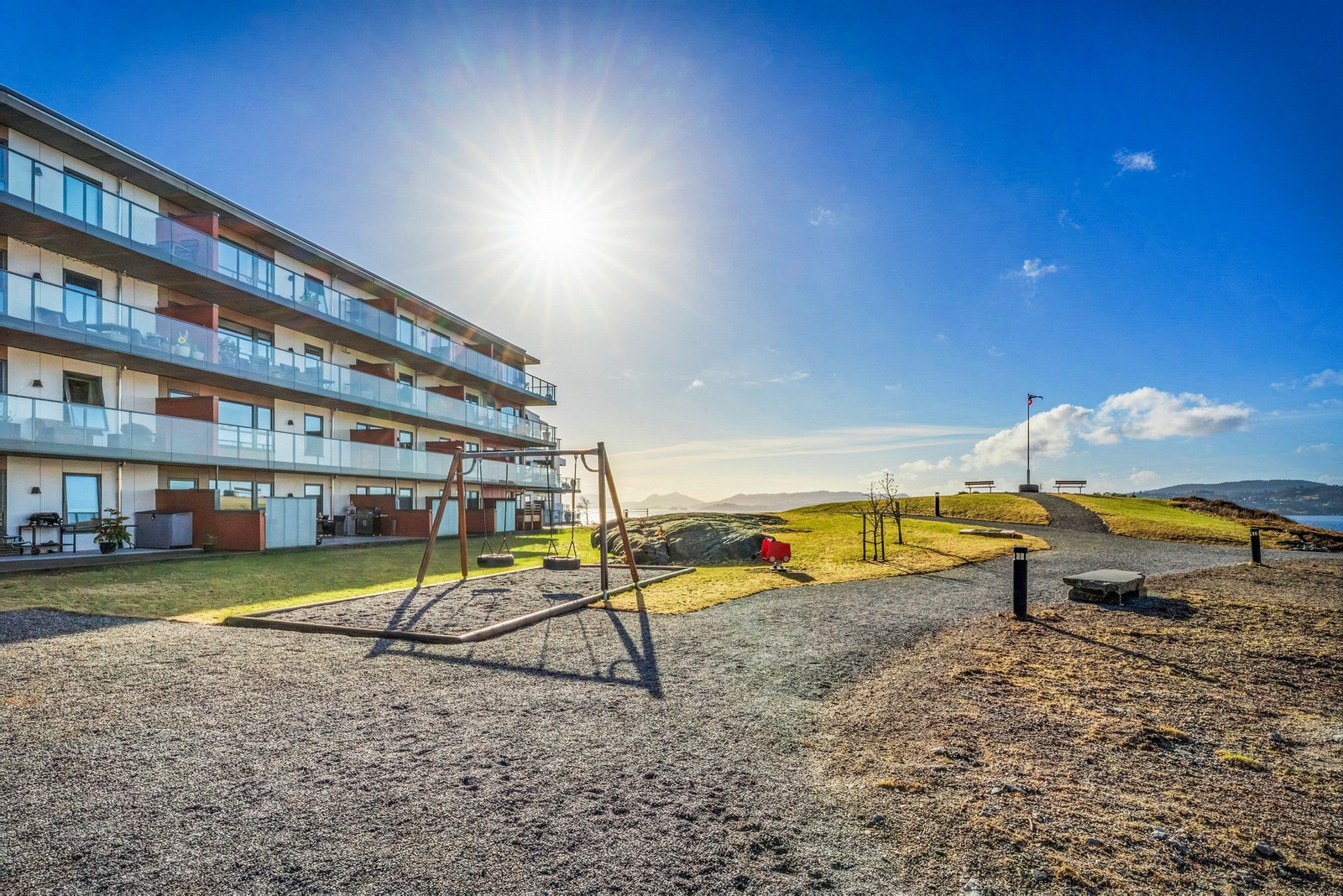 Sameiets fellesarealer er pent opparbeidet med lekeplass, sittegrupper, plenarealer og flotte turstier Galleribilde