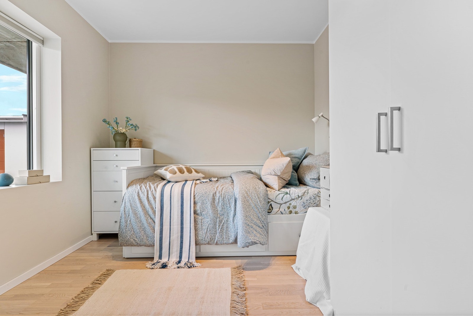 Det er god plass til dobbeltseng, nattbord og garderobeløsning Galleribilde