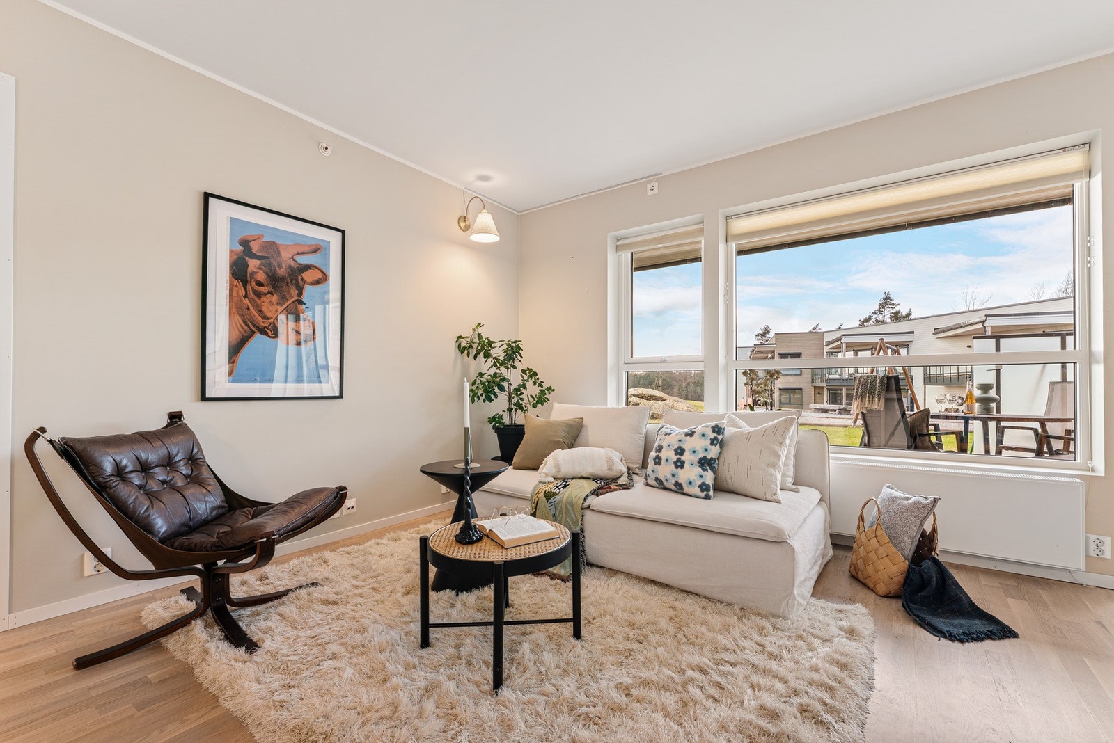 Stuens vindusflater vender mot vest og byr på rikelig med lys og sol på ettermiddag/kveld Galleribilde