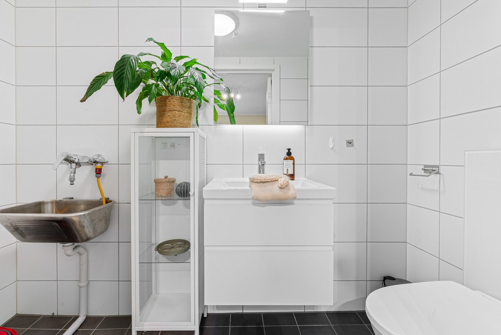 Tidligere eier skiftet ut dusj med skyllekum, dette kan reverseres og rommet kan benyttes som ekstra bad Galleribilde